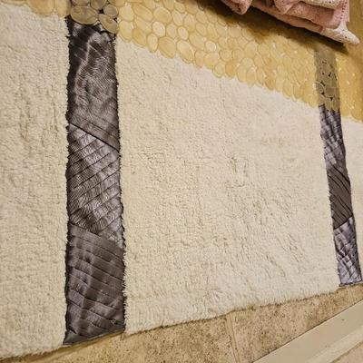Bathmat, Bathtub no slip suction pebble mat, and a few bath towels