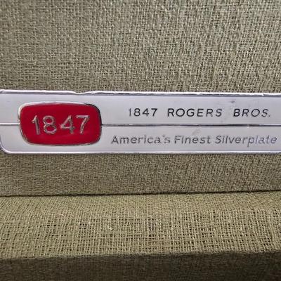 Nice 1847 Rogers Brox. Flair Silverplate flatware set in box - 44 piece!