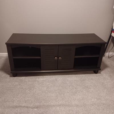 MEDIA STAND WITH A HINT OF SHABBY CHIC