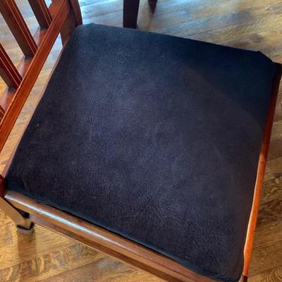 Mahogany Dining Table w/ 6 Chairs / 2 Leaves