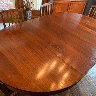 Mahogany Dining Table w/ 6 Chairs / 2 Leaves