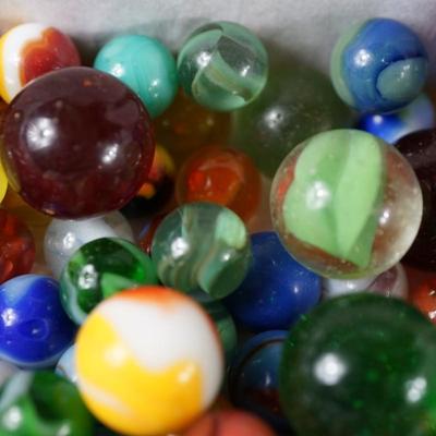 LOT OF VINTAGE MARBLES FIVE POUNDS! UNSORTED OVER 100