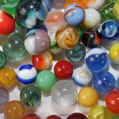 LOT OF UNSORTEED VINTAGE MARBLES 5 LBS 10 OZ,