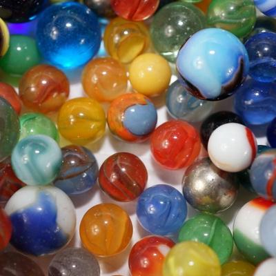 LOT OF UNSORTEED VINTAGE MARBLES 5 LBS 10 OZ,