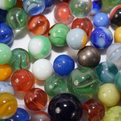 LOT OF UNSORTEED VINTAGE MARBLES 5 LBS 10 OZ,