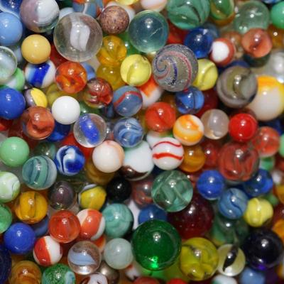 LOT OF UNSORTEED VINTAGE MARBLES 5 LBS 10 OZ,