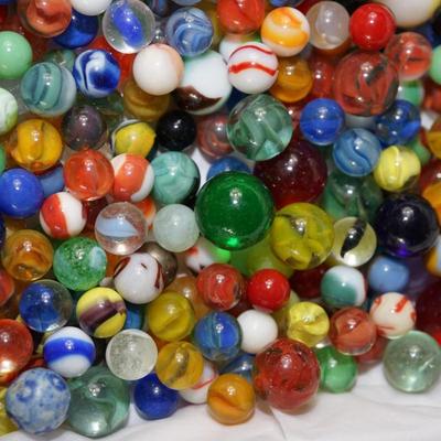 LOT OF UNSORTEED VINTAGE MARBLES 5 LBS 10 OZ,