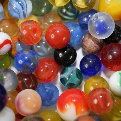 LOT OF UNSORTEED VINTAGE MARBLES 5 LBS 10 OZ,