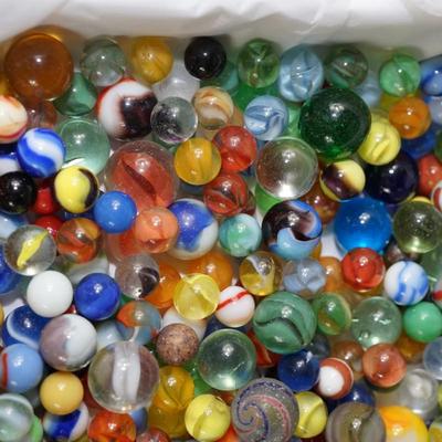 LOT OF UNSORTEED VINTAGE MARBLES 5 LBS 10 OZ,