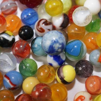 LOT OF UNSORTEED VINTAGE MARBLES 5 LBS 10 OZ,