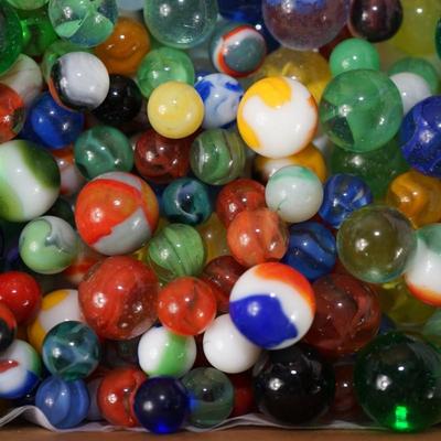 LOT OF VINTAGE MARBLES UNSORTED 7 POUNDS 9 OUNCES.