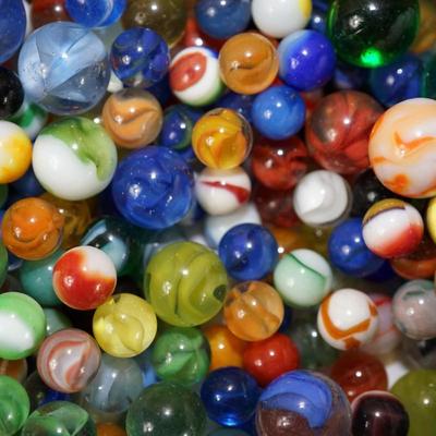 LOT OF VINTAGE MARBLES UNSORTED 7 POUNDS 9 OUNCES.