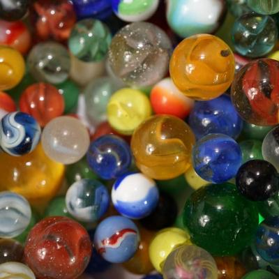LOT OF VINTAGE MARBLES UNSORTED 7 POUNDS 9 OUNCES.