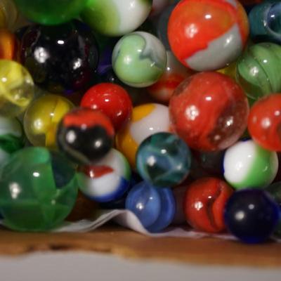 LOT OF VINTAGE MARBLES UNSORTED 7 POUNDS 9 OUNCES.