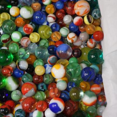 LOT OF VINTAGE MARBLES UNSORTED 7 POUNDS 9 OUNCES.