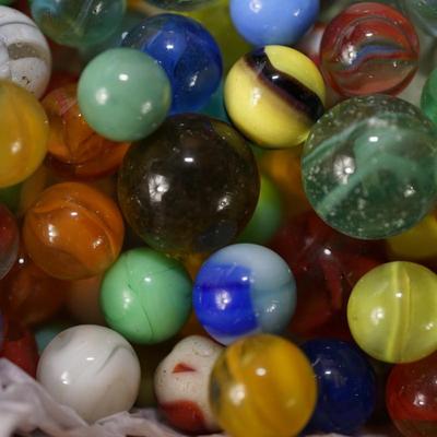 LOT OF VINTAGE MARBLES UNSORTED 7 POUNDS 9 OUNCES.