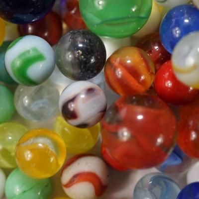 LOT OF VINTAGE MARBLES UNSORTED 7 POUNDS 9 OUNCES.