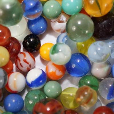LOT OF VINTAGE MARBLES UNSORTED 7 POUNDS 9 OUNCES.