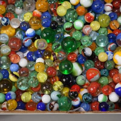 LOT OF VINTAGE MARBLES UNSORTED 7 POUNDS 9 OUNCES.