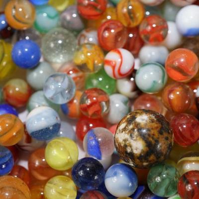LOT OF VINTAGE MARBLES UNSORTED. SIX POUNDS