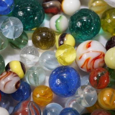 LOT OF VINTAGE MARBLES UNSORTED. SIX POUNDS