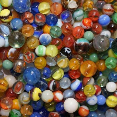 LOT OF VINTAGE MARBLES UNSORTED. SIX POUNDS