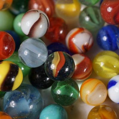 LOT OF VINTAGE MARBLES UNSORTED FIVE POUNDS PLUS STEEL MARBLES VARIOUS SIZES