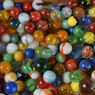 LOT OF VINTAGE MARBLES UNSORTED FIVE POUNDS PLUS STEEL MARBLES VARIOUS SIZES