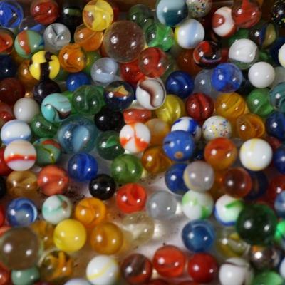 LOT OF VINTAGE MARBLES UNSORTED FIVE POUNDS PLUS STEEL MARBLES VARIOUS SIZES