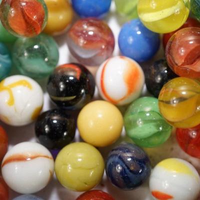 LOT OF VINTAGE MARBLES UNSORTED FIVE POUNDS PLUS STEEL MARBLES VARIOUS SIZES