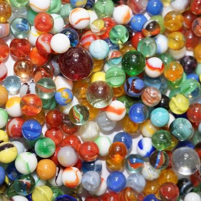 LOT OF VINTAGE MARBLES UNSORTED FIVE POUNDS PLUS STEEL MARBLES VARIOUS SIZES