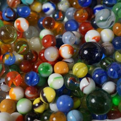 LOT OF VINTAGE MARBLES UNSORTED FIVE POUNDS PLUS STEEL MARBLES VARIOUS SIZES