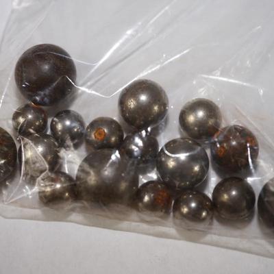 LOT OF VINTAGE MARBLES UNSORTED FIVE POUNDS PLUS STEEL MARBLES VARIOUS SIZES