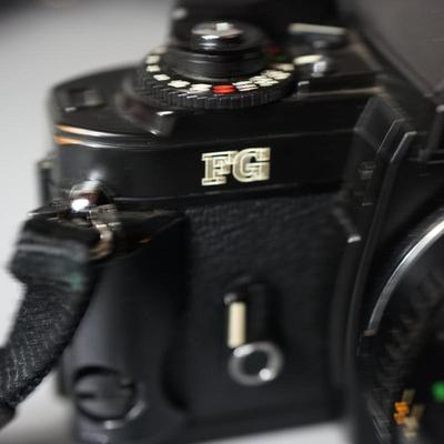 VINTAGE NIKON FG 35 MM WITH 62MM ROKINON BULLET ZOOM LENS w/Leather camera bag