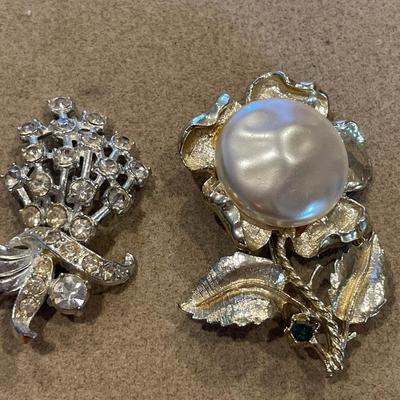 2 vintage brooches