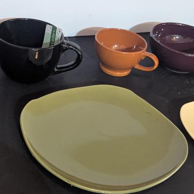 33 Pieces Of Colored Dishes