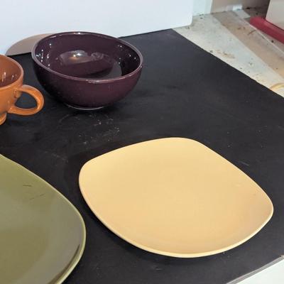 33 Pieces Of Colored Dishes