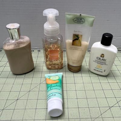 Brass Look Decorative Tub with Body Lotions