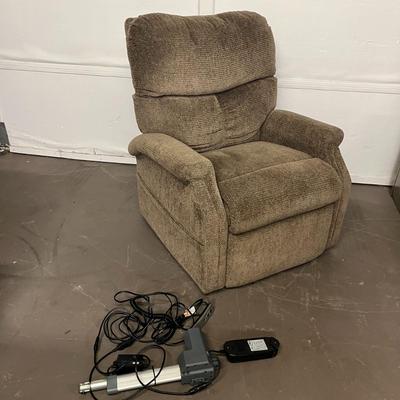 Tabn Recliner with Lift Kit Accessory