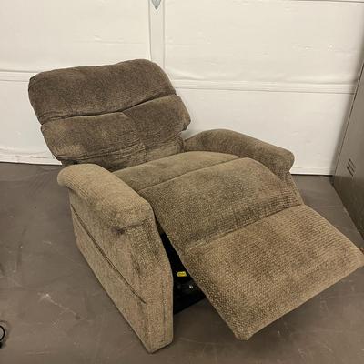 Tabn Recliner with Lift Kit Accessory