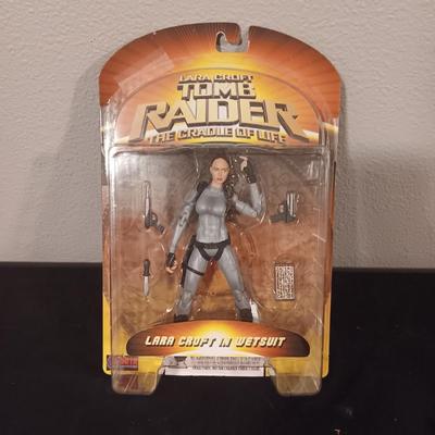 NEW TOMB RAIDER "LARA CROFT IN WETSUIT" & THE BATMAN "SELINA KYLE