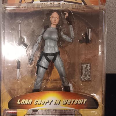 NEW TOMB RAIDER "LARA CROFT IN WETSUIT" & THE BATMAN "SELINA KYLE