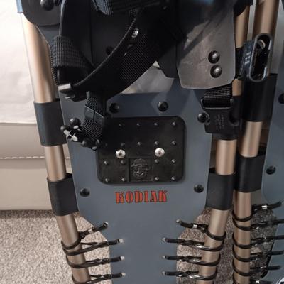 YUKON CHARLIE'S SERIES 930 KODIAK SNOWSHOES 30 INCH LONG