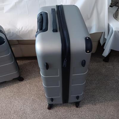 2 TOMMY HILFIGER SUITCASES BOTH ON 4 WHEELS