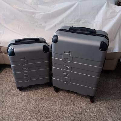 2 TOMMY HILFIGER SUITCASES BOTH ON 4 WHEELS