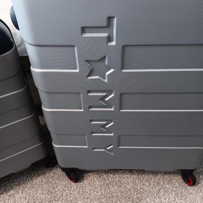 2 TOMMY HILFIGER SUITCASES BOTH ON 4 WHEELS