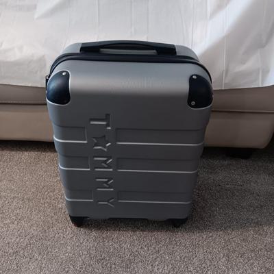 2 TOMMY HILFIGER SUITCASES BOTH ON 4 WHEELS
