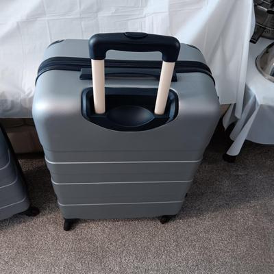 2 TOMMY HILFIGER SUITCASES BOTH ON 4 WHEELS