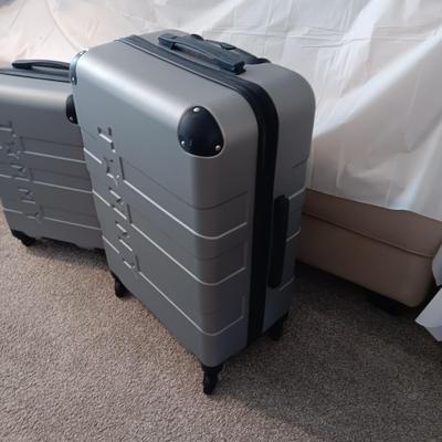 2 TOMMY HILFIGER SUITCASES BOTH ON 4 WHEELS