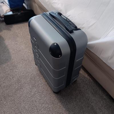 2 TOMMY HILFIGER SUITCASES BOTH ON 4 WHEELS